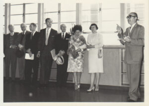 Dailininko A. Galdiko parodos atidarymas Los Andžele. 1965 m. Kalba B. Brazdžionis. Iš kairės: P. Raulinaitis, konsulas J. Bielskis, P. Gasparonis, nežinomi asmenys, P. Raulinaitienė