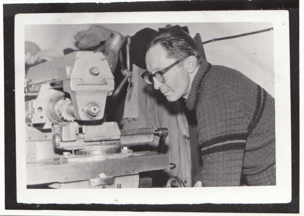 Gediminas Jokimaitis savo darbovietėje – Fizikos institute. Mėgdavęs save vadinti poetu-frezuotoju. Apie 1970 m.