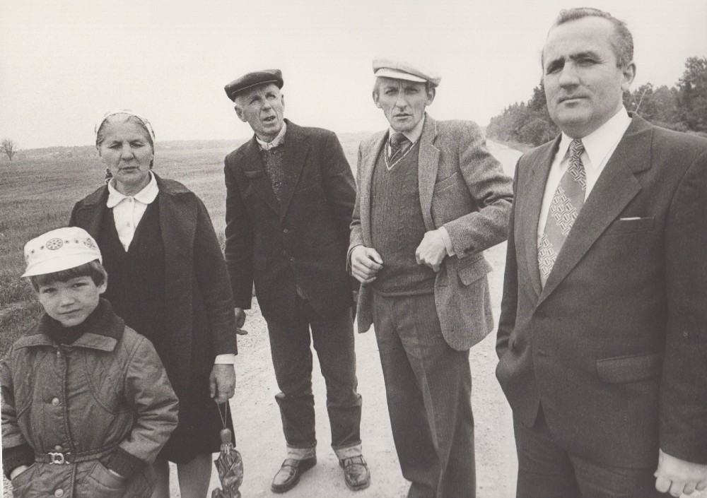 Gimtinėje. Iš dešinės Povilas Dirgėla, Petras Dirgėla, tėvas Stasys, mama Marija ir Petro sūnus Titas. 1984 m. R. Rakausko nuotrauka