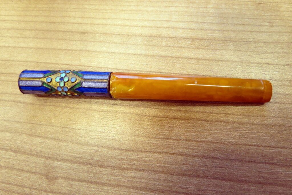 Gintarinis kandiklis su emaline inkrustacija. P. Babicko teigimu – pagaminta Kaukaze, ilgis 11 cm