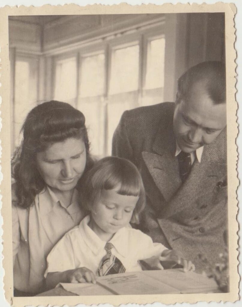 Gražina, Benys ir Vytenis Babrauskai Veingartene 1948 m.