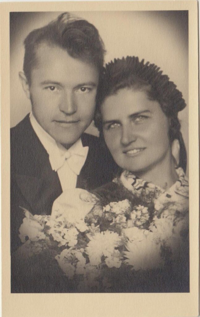 Gražina Tulauskaitė ir Benediktas Babrauskas savo vestuvių dieną. 1941 08 30