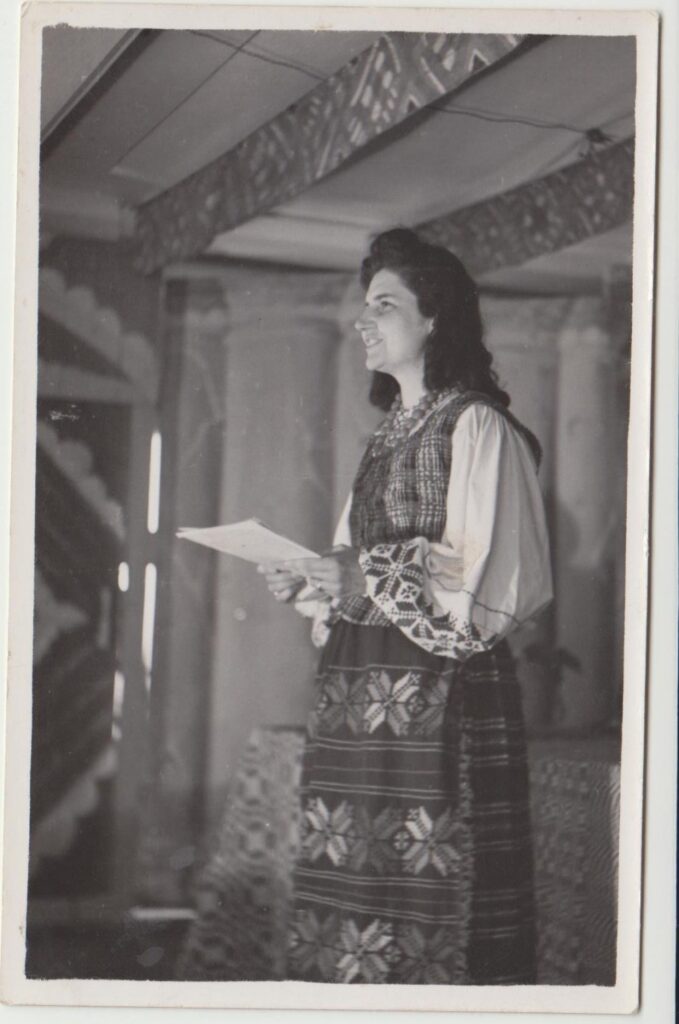 Gražina Tulauskaitė skaito savo kūrybą. Vokietija. 1948 m.