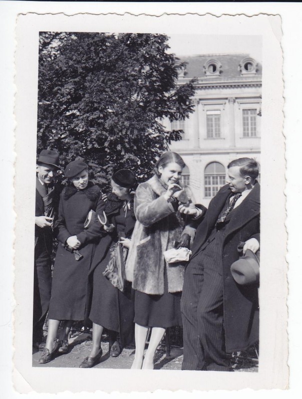 Grenoblio universiteto studentai. A. J. Greimas, du nežinomi asmenys, A. Dirmantaitė, J. Aleksandravičius. Grenoblis, 1938 02 23