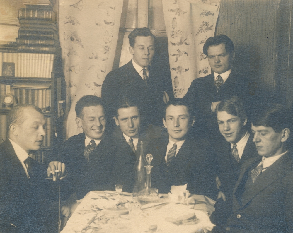 Grupė keturvėjininkų su savo svečiais. Sėdi: iš kairės antras – T. Tilvytis, toliau – A. Braziulis, J. Petrėnas, „Eltos“ redaktorius A. Gerutis, K. Binkis. Stovi: aktorius H. Kačinskas, A. Gricius. Apie 1924 m.