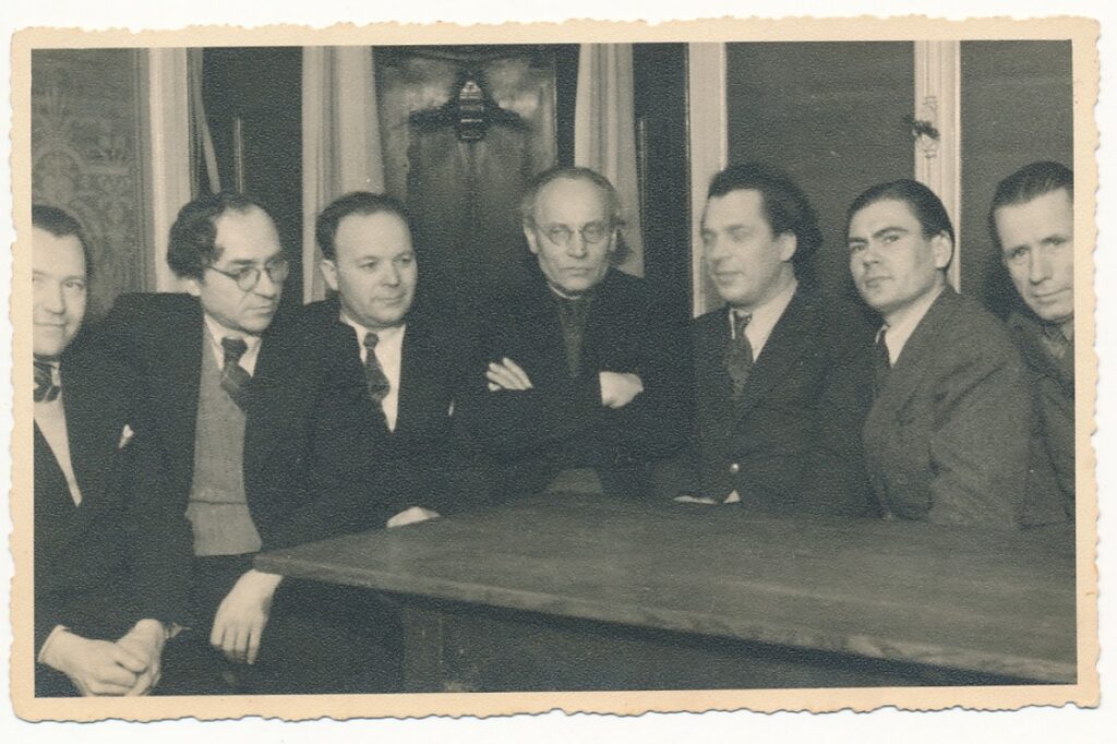 Grupė lietuvių rašytojų Ravensburge. 1948 m. B. Babrauskas, B. Brazdžionis, J. Jankus, F. Kirša, A. Gustaitis, B. Auginas, V. Braziulis