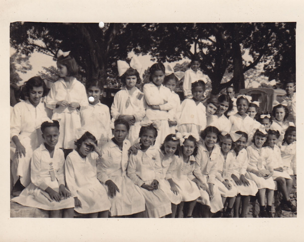 Grupė mergaičių šventiniais rūbais. Brazilija, apie 1946–1950 m.