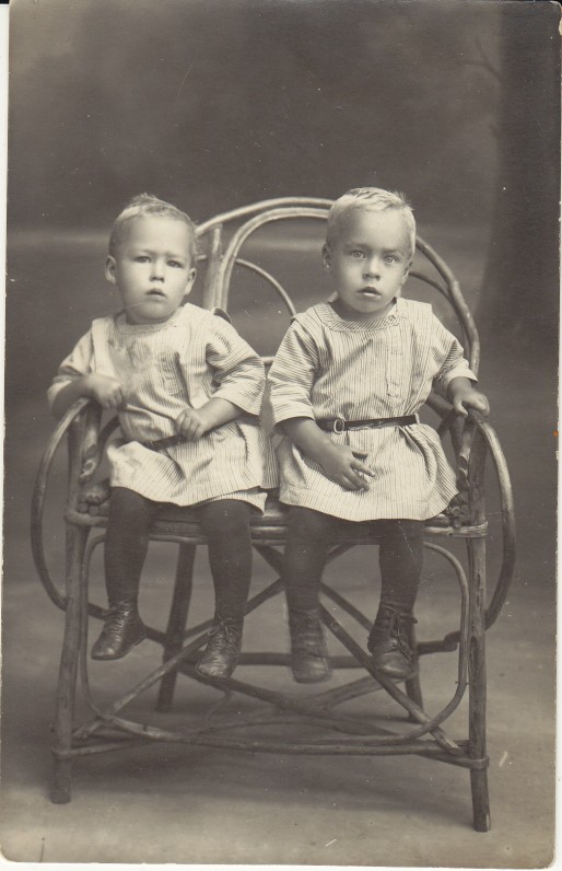 H. Nagys su broliu Martynu. Mažeikiai, 1922 m.
