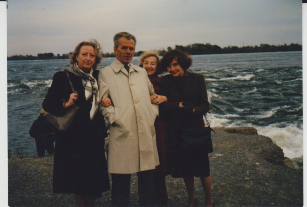 I. Gražytė-Maziliauskienė, V. A. Jonynas, B. Nagienė ir Monika Jonynienė Montrealyje, prie Lauryno upės. Apie 1980 m.