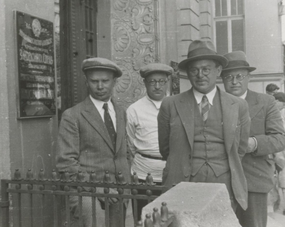 I. Šeinius, V. Steponaitis, J. Kalnėnas. Charkovas. 1934 m. Žurnalistų kelionėje po SSSR 1934 m.