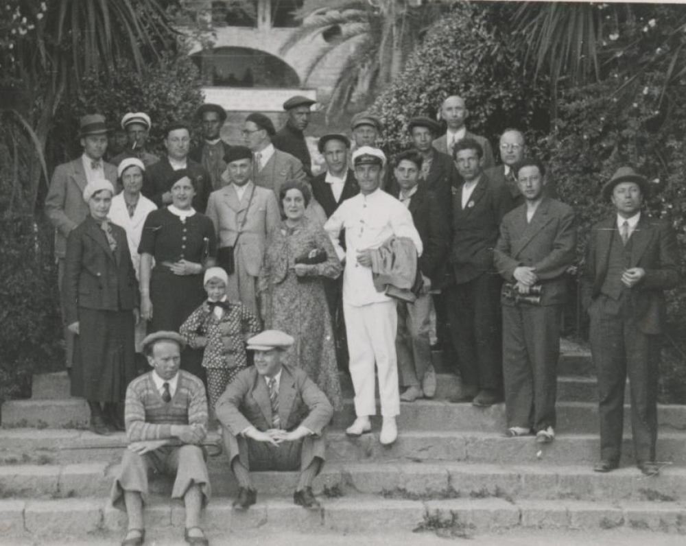 I. Šeinius (sėdi ant laiptų iš kairės) žurnalistų kelionėje po SSSR. 1934 m.