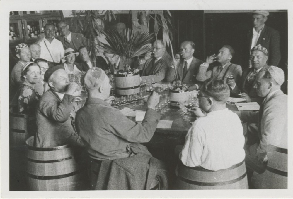 I. Šeinius (sėdi viduryje) degustuoja vyną. Masandra (Krymas). 1934 m.