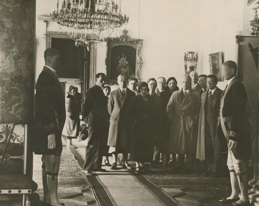 I. Šeinius (stovi antras iš kairės) Ermitažo muziejuje. Leningradas. 1934 m.