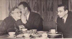 I. Simonaitytė, M. Sluckis, A. Baltrūnas Rašytojų sąjungos klube. Apie 1957 m.