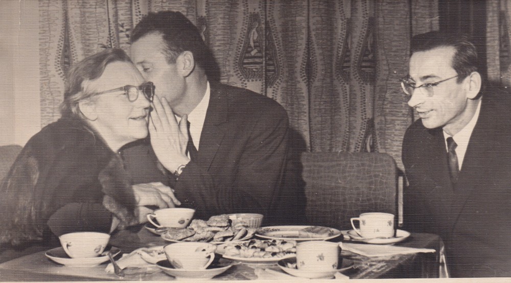 I. Simonaitytė, M. Sluckis, A. Baltrūnas Rašytojų sąjungos klube. Apie 1957 m.