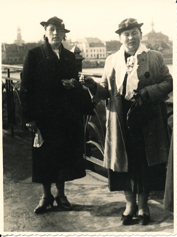I. Simonaitytė (kairėje) su bičiule E. Jankute ant tilto per Tilžę Lietuvos pusėje. Apie 1936 m.