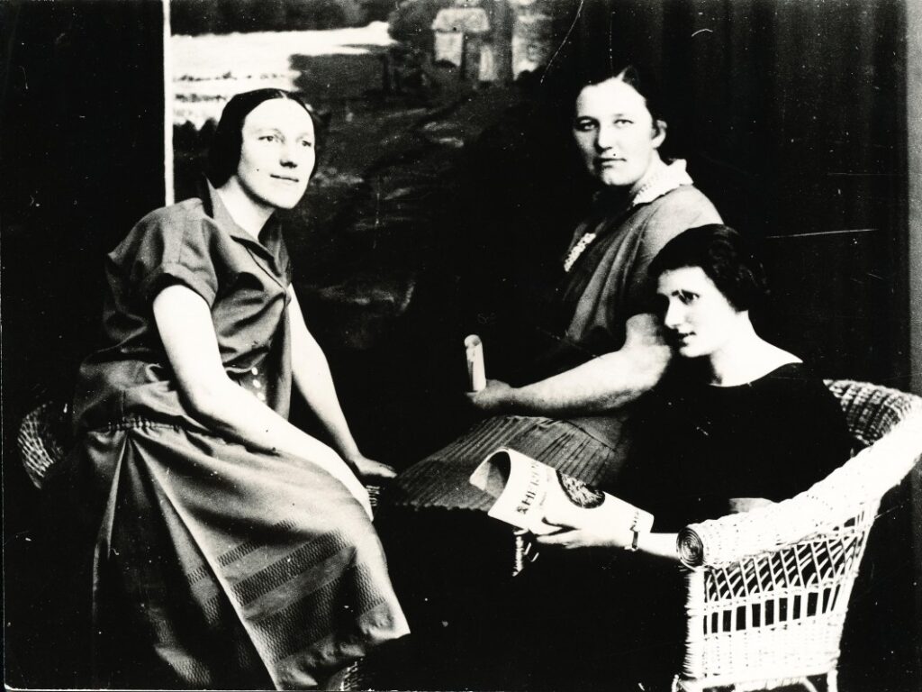 I. Simonaitytė (kairėje) su draugėmis. Apie 1927 m.