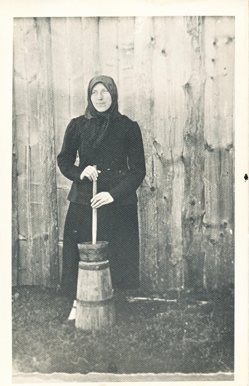 I. Simonaitytė muša sviestą