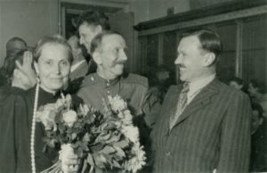 Kairėje – Bronislava Girienė, dešinėje – LKP CK pirmasis sekretorius Antanas Sniečkus. Už jų stovi sovietinis valstybės ir partinis veikėjas Kazys Preikšas ir Salomėja Nėris (užsidengusi ranka veidą). Maskva, 1942 06 25