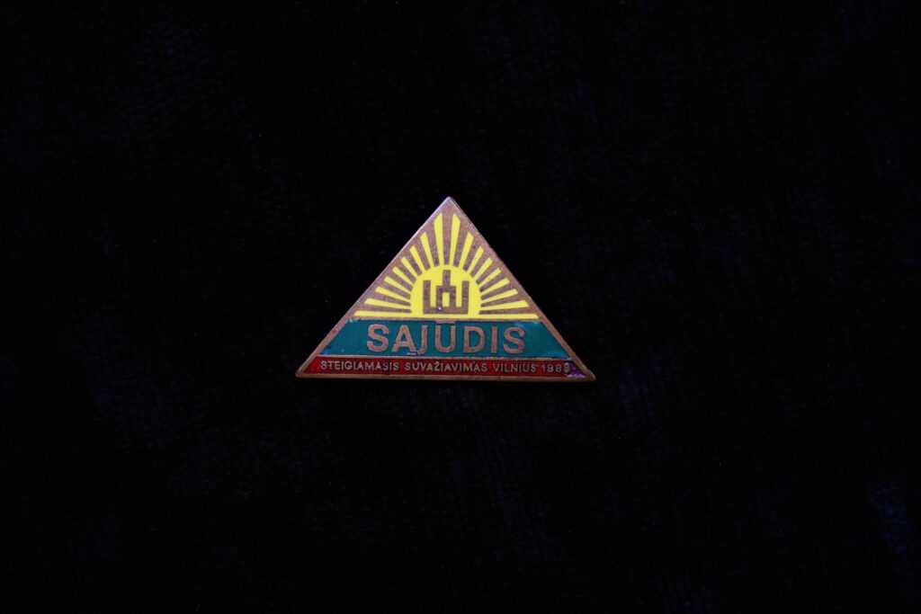 Lietuvos Sąjūdžio ženklelis. Sukurtas 1988 m. prieš I-ąjį Lietuvos Persitvarkymo Sąjūdžio suvažiavimą. Autorius dailininkas Giedrius Reimeris