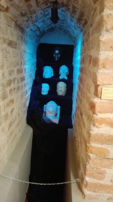 RAŠYTOJŲ POMIRTINĖS KAUKĖS