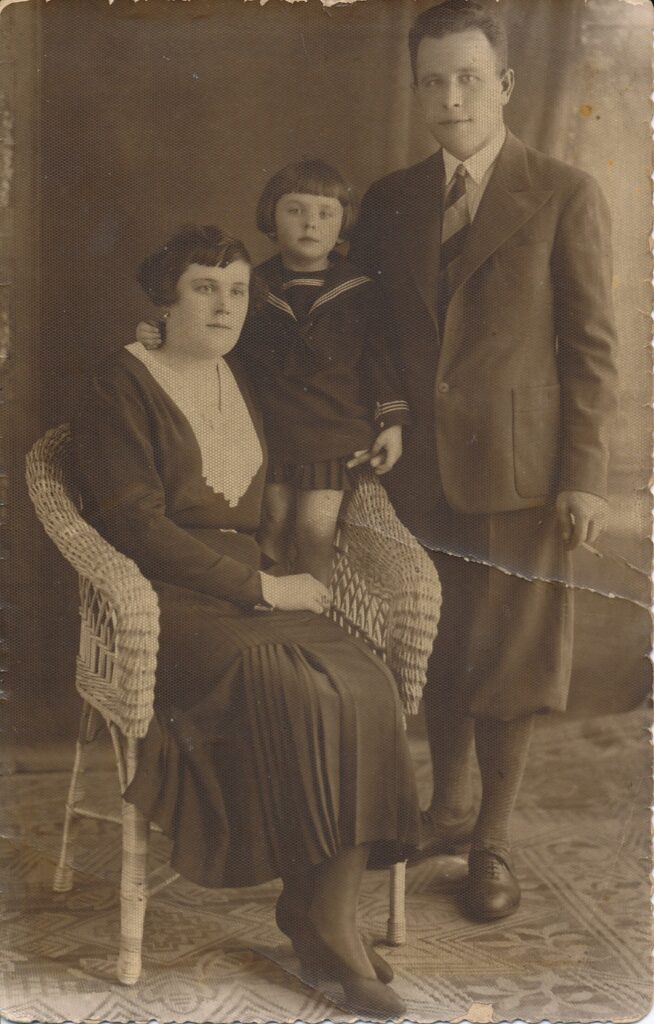 Idiliška šeimyna. Motina Janina Bedarfaitė-Degutienė, tėvas Stasys Degutis su dukrele Janina. Kaunas, apie 1931 m.