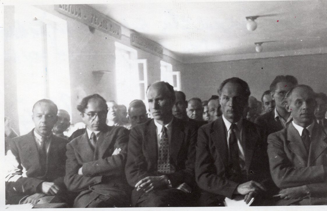 Iš dešinės J. Brazaitis, P. Gaučys, S. Santvaras, B. Brazdžionis ir P. Anriušis. 1947 m.