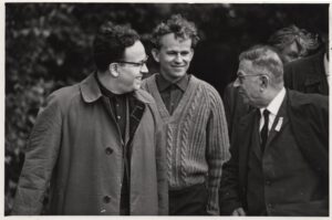 Iš dešinės Ž. P. Sartras, K. Saja, A. Štromas Trakuose. 1964 m.