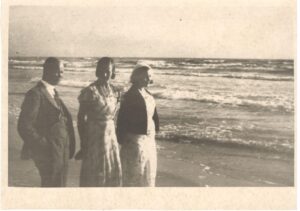 Iš dešinės pirma – S. Nėris. Palanga, apie 1933 m.