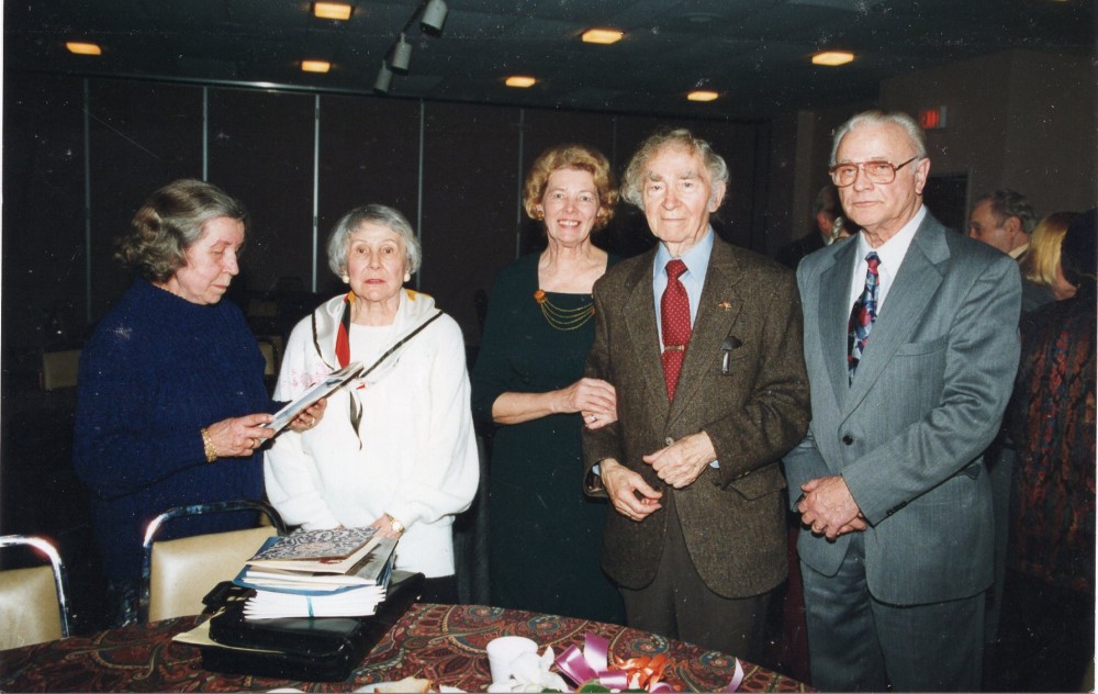Iš dešinės – S. Džiugas, B. Brazdžionis, D. Brazytė-Bindokienė, J. Švabaitė-Gylienė, Liūnė Sutema. V. Jasinevičiaus nuotrauka