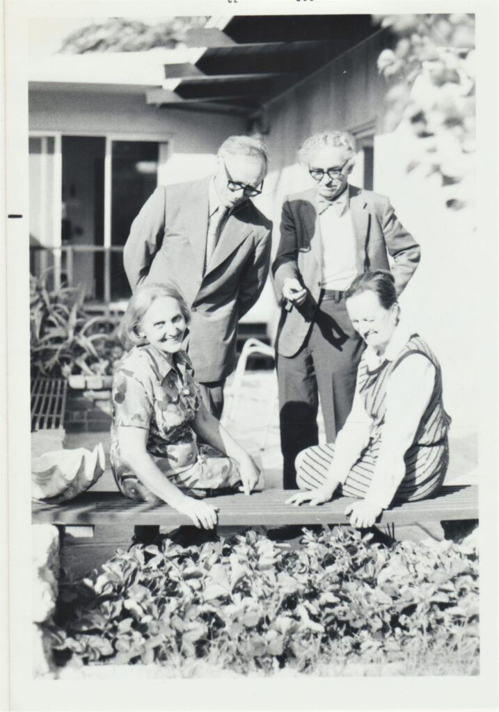 Iš kairės: A. Brazdžionienė ir Alė Rūta, stovi J. Kojelis ir Bern. Brazdžionis. Kalifornija. 1973 m.