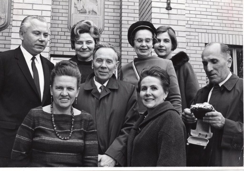 „Šatrijos“ draugijos nariai, po Jonui Aisčiui (centre) skirto kūrybos vakaro Čikagoje. K. Bradūnienė ir J. Švabaitė. Antroje eilėje – K. Bradūnas, A. Grincevičienė, D. Lipčiūtė-Augienė, nežin. asmuo, Č. Grincevičius
