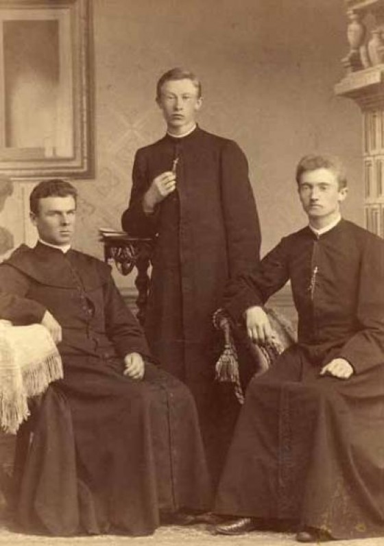 Iš kairės – Maironis, J. Šimaitis, M. Prialgauskas. Apie 1890 m. O. Langės nuotrauka | Maironis with friends