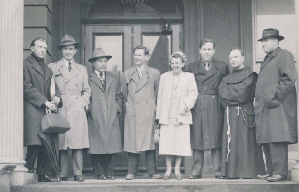 Iš kairės antras P. Jurkus, K. Bradūnas, A. Nyka-Niliūnas, K. Bradūnienė, H. Nagys, L. Andriekus, V. Gidžiūnas. JAV, 1951 m.