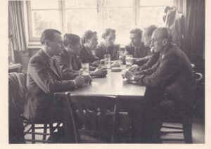 Iš kairės sėdi K. Bradūnas, J. Girnius, H. Nagys, A.Nyka-Niliūnas, V. Petravičius, J. Kaupas ir M. Bavarskas. Augsburgas, 1947 07 11–12. GEK 108021