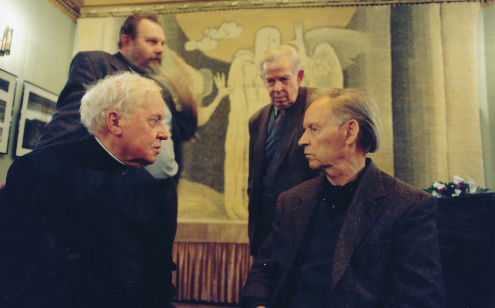 Iš kairės sėdi monsinjoras K.Vasiliauskas, A. Nyka-Niliūnas. Iš kairės stovi K. Almenas ir S. Čipkus. Vilnius. 1998 m.