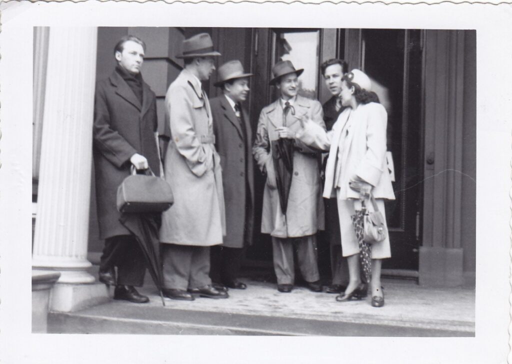 Iš kairės – neatp. asm., P. Jurkus, K. Bradūnas, J. Mekas, H. Nagys, K. Bradūnienė. Apie 1950 m.