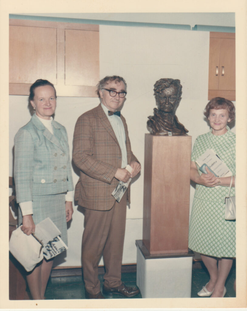 P. Gasparonio paroda Kalifornijoje 1970 m. Iš kairės: Alė Rūta, Bern. Brazdžionis, A. Brazdžionienė