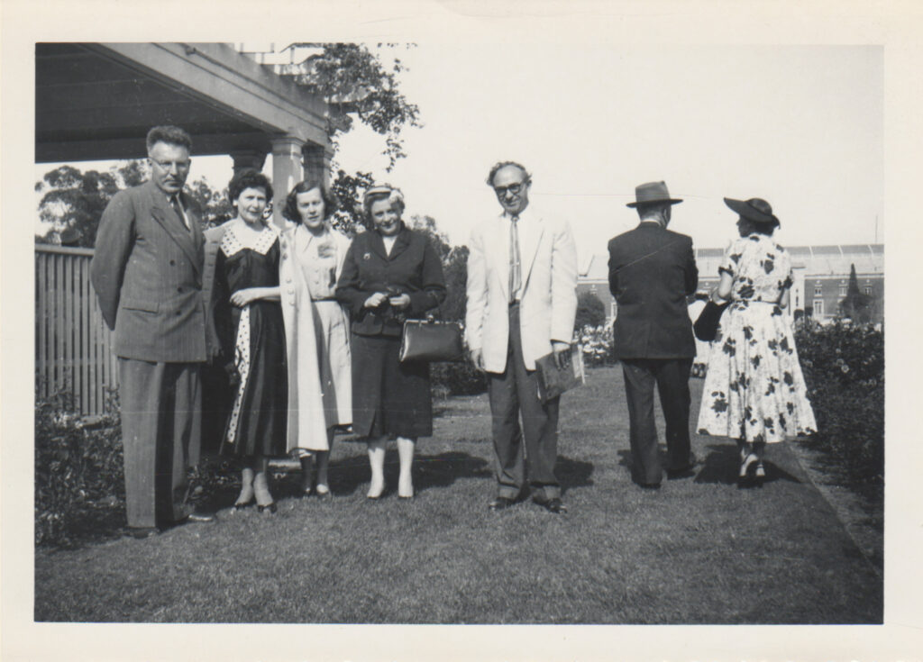 Iš kairės: J. Tininis, Veronika Andrašūnienė, nežinoma, E. Tumienė, Bern. Brazdžionis. JAV, apie 1956 m.