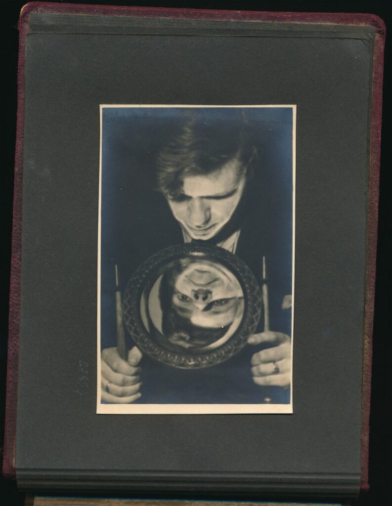 Įsimylėjęs poetas. J. V. Skuodžio fotografija iš dovanoto albumo. 1941 m.