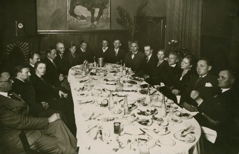 Iš dešinės sėdi: du neatpažinti asm., M. Rakauskaitė, J. A. Herbačiauskas, A. Galaunienė, J. Keliuotis, J. Banaitis, K. Jakubėnas, du neatpažinti asm., J. Aistis, P. Slavėnas, A. Miškinis, K. Pakštas, T. Herbačiauskienė, L. Gira. 1933 m. GEK 52574