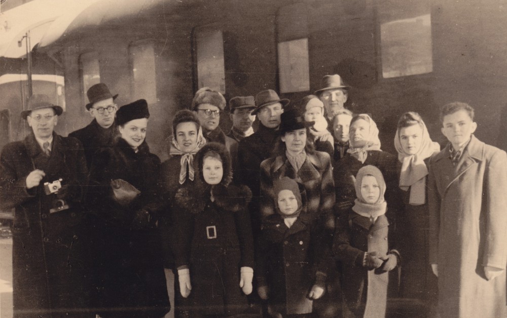 Išvykimas į Ameriką. Danutė stovi antroje eilėje ketvirta iš dešinės, už jos – vyras P. Augius su sūneliu ant rankų. Apie 1950 m.
