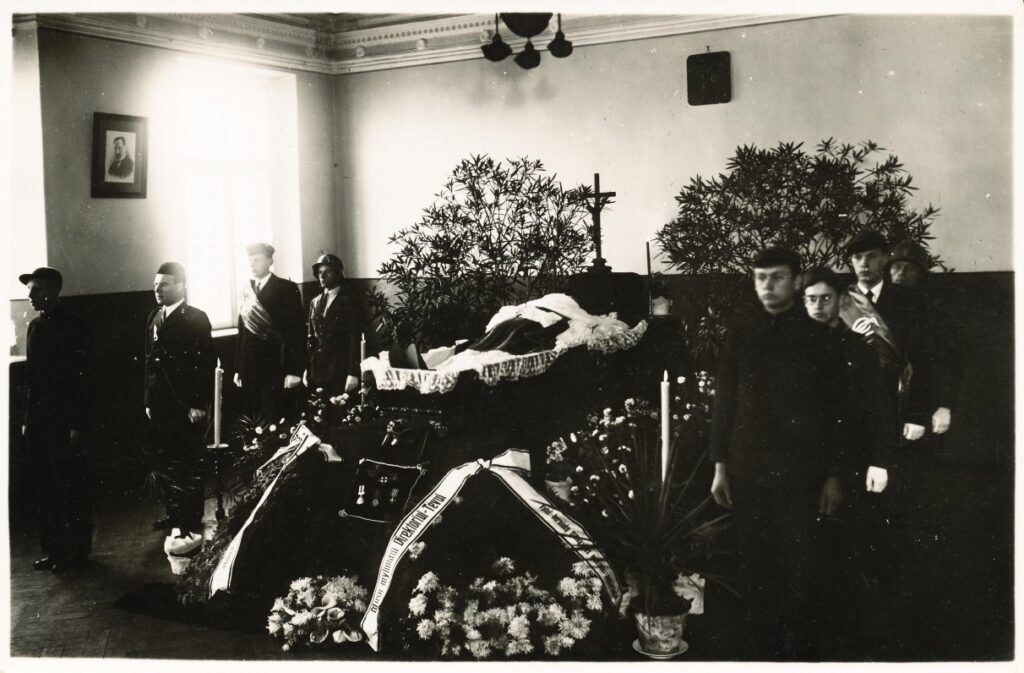 J .Lindė-Dobilas pašarvotas Panevėžio gimnazijos salėje. 1934 12 04. Nuotr. A. Patamsio