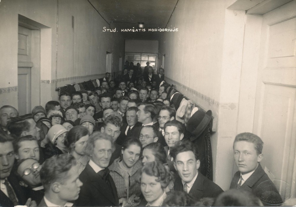 J. A. Herbačiauskas (centre) su Kauno universiteto studentais humanitarais. 1928 m. K. Baulo nuotrauka
