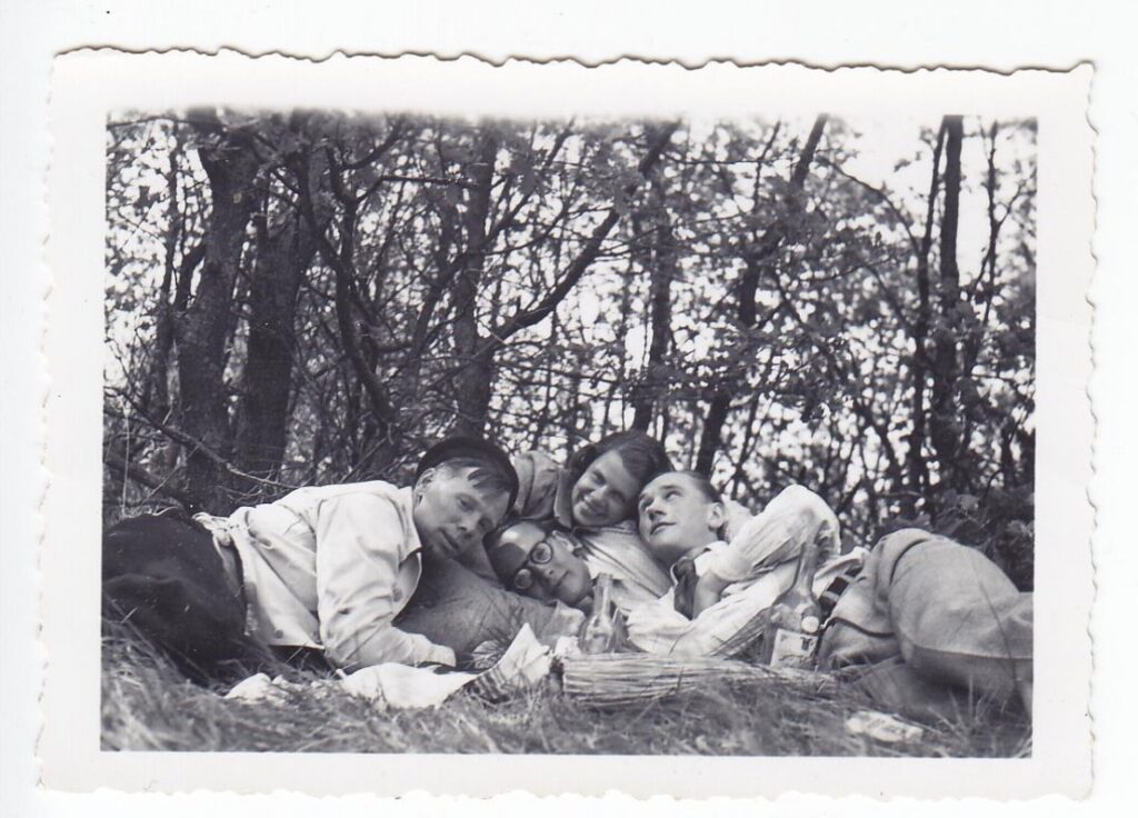 J. Aleksandravičius, V. Rocevičius, A. Dirmantaitė, A. J. Greimas. Isere (Prancūzija), 1938 05 01
