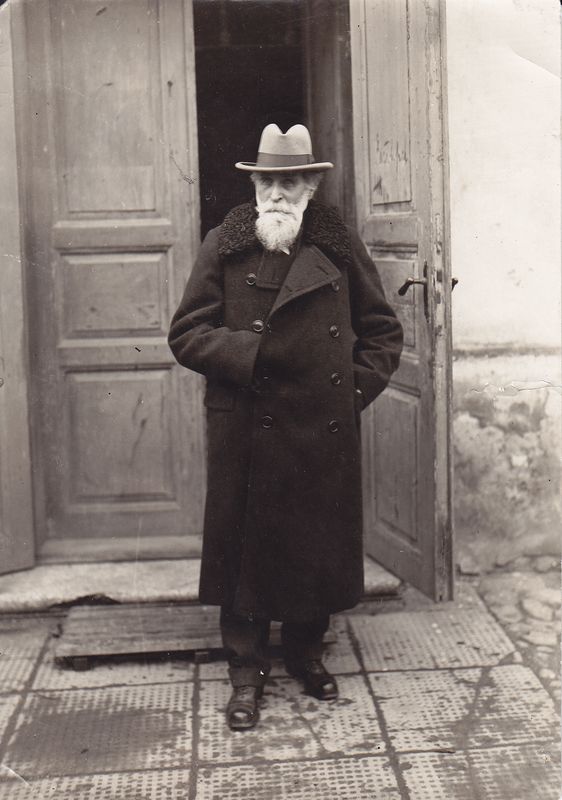 J. Basanavičius prie Kauno karo ligoninės, kurioje gydėsi 1925 m.