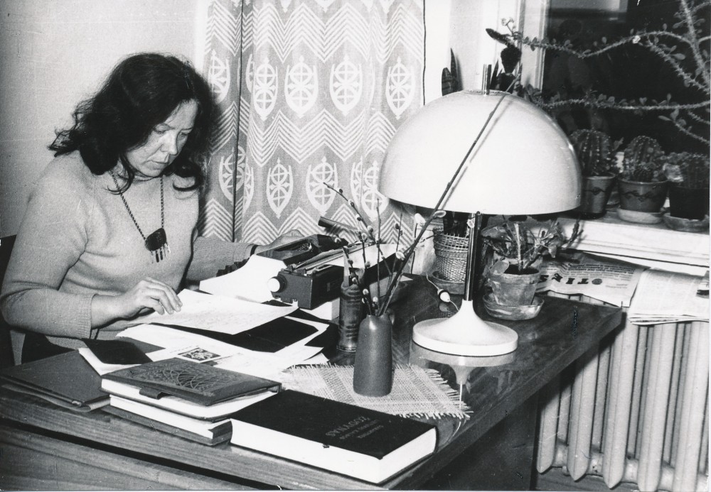 J. Degutytė prie rašomojo stalo Vilniuje 1973 m. Fotografė O. Pajedaitė