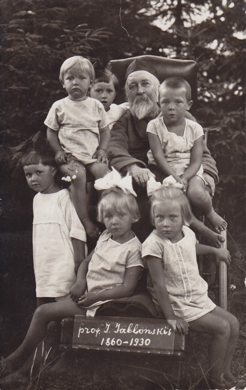J. Jablonskis su vaikaičiais Palangoje apie 1927 m.