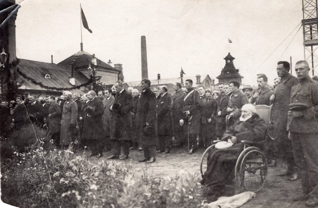 J. Jablonskis (vežimėlyje) paminklo „Žuvusiems už Lietuvos laisvę“ atidengimo iškilmėse. Priekyje stovi Kazys Grinius. Kaunas. 1921 m.