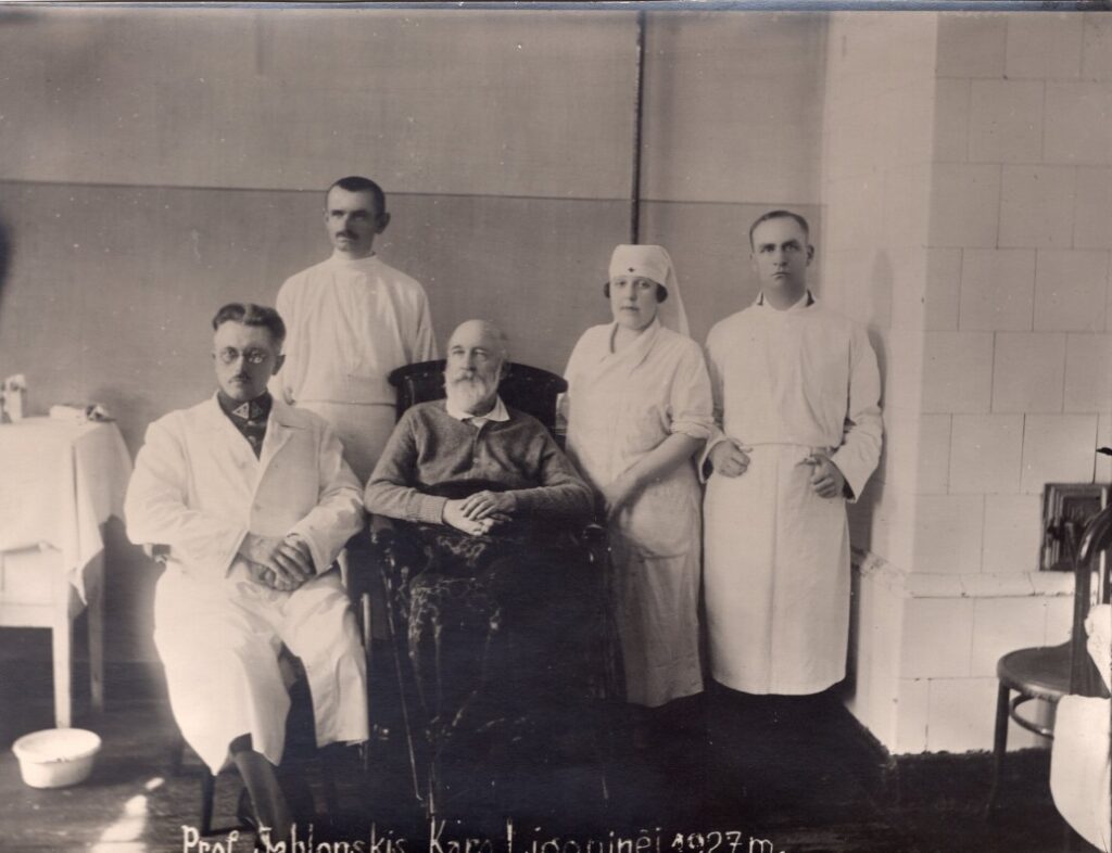 J. Jablonskis (vežimėlyje) su Kauno karo ligoninės gydytojais. 1927 m.